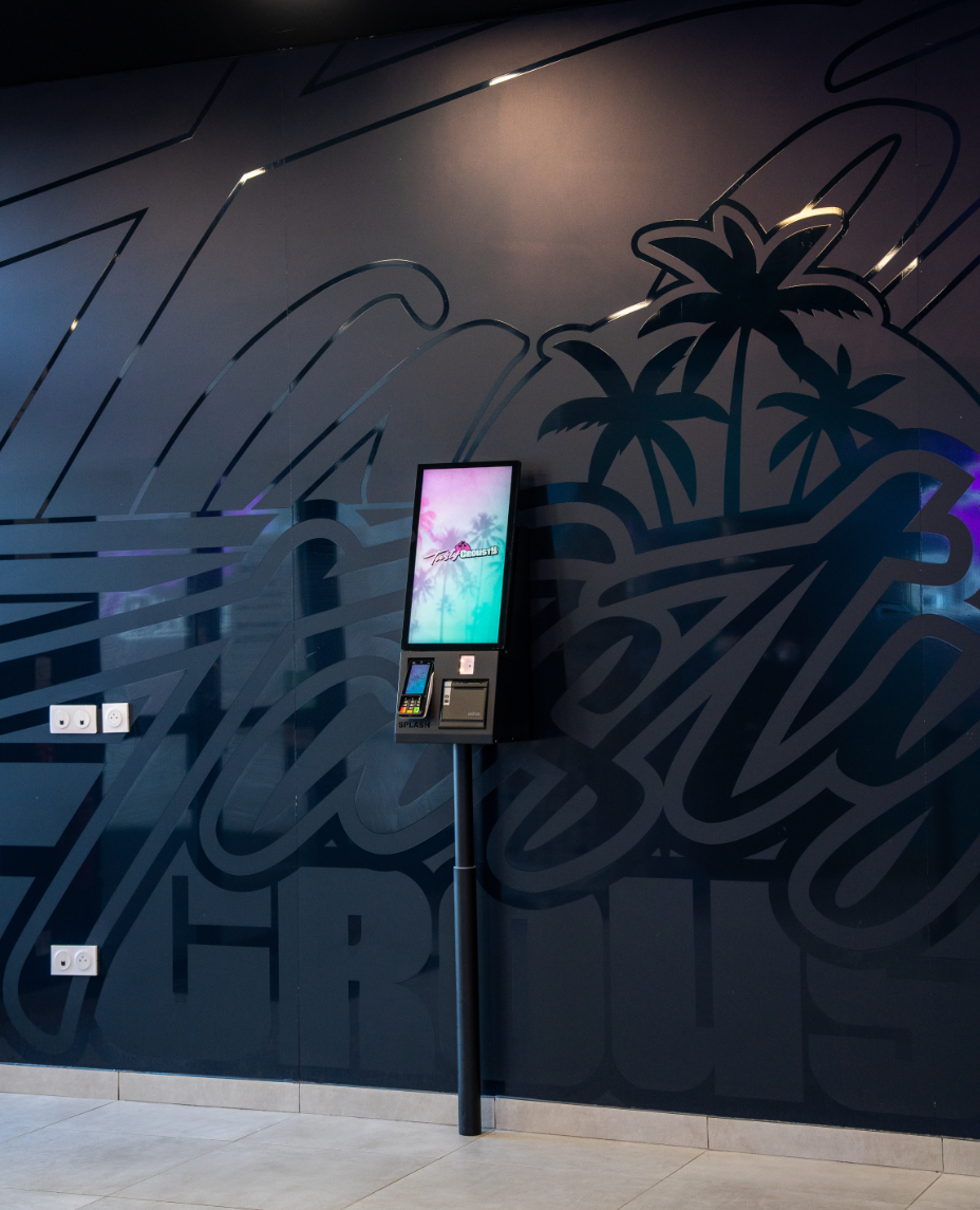 Habillage mural — borne et lettrage