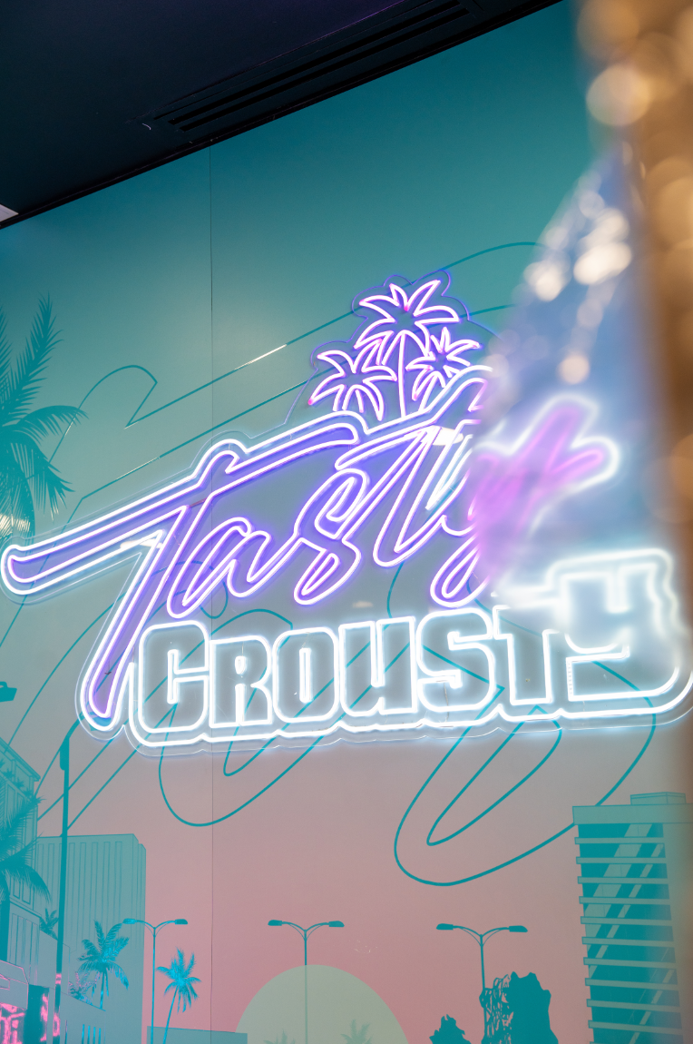 Habillage mural — néon Tasty Crousty